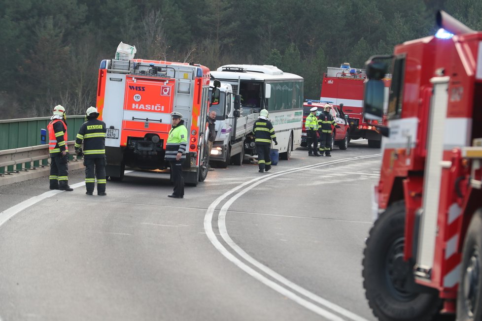 Autobus plný dětí se u Mělníku srazil s náklaďákem.