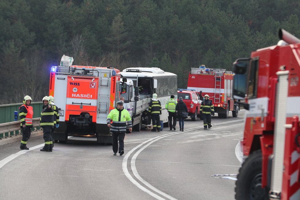 Autobus plný dětí se u Mělníka srazil s náklaďákem.