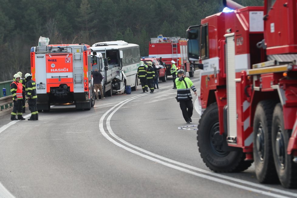 Autobus plný dětí se u Mělníka srazil s náklaďákem.