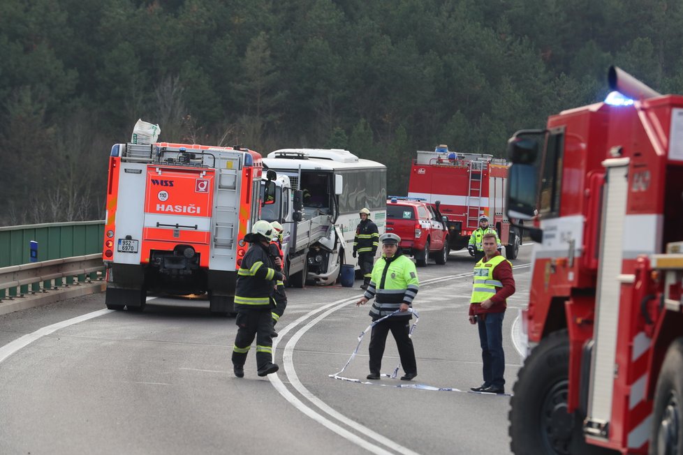 Autobus plný dětí se u Mělníku srazil s náklaďákem.