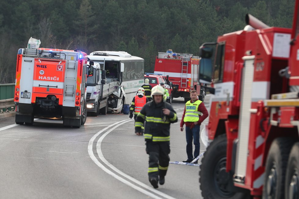 Autobus plný dětí se u Mělníka srazil s náklaďákem.