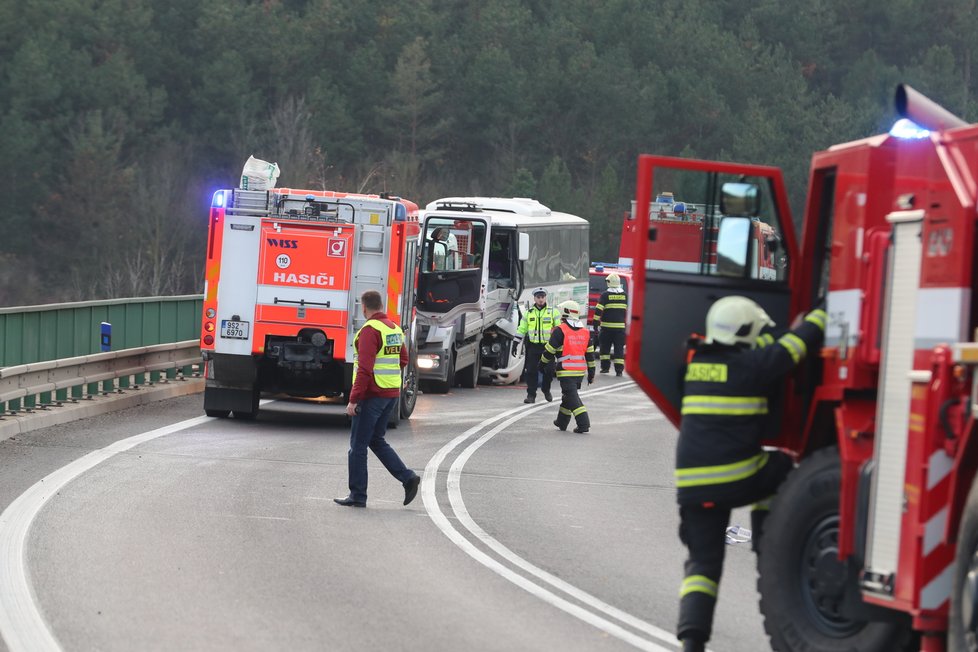 Autobus plný dětí se u Mělníka srazil s náklaďákem.