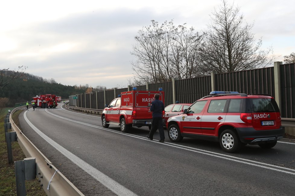 Autobus plný dětí se u Mělníku srazil s náklaďákem.