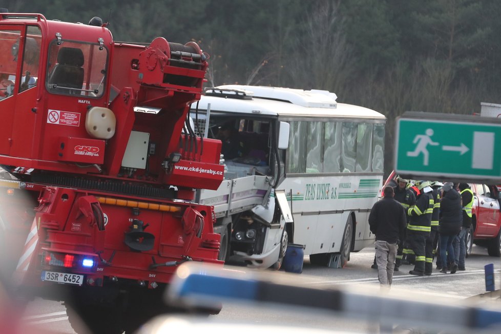 Autobus plný dětí se u Mělníka srazil s náklaďákem