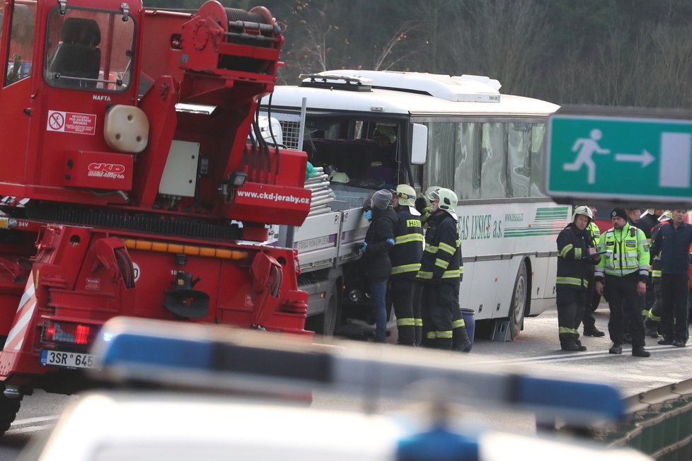 Autobus plný dětí se u Mělníku srazil s náklaďákem