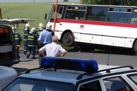 Na Liberecku se srazil autobus s náklaďákem: 30 zraněných!