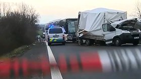 Nehoda autobusu a náklaďáku na dálnici mezi Prostějovem a Olomoucí