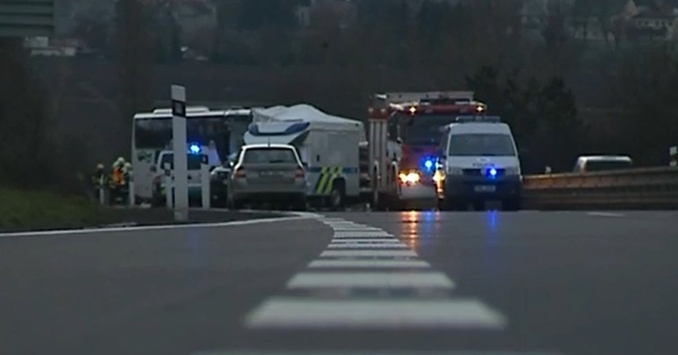 Nehoda autobusu a náklaďáku na dálnici mezi Prostějovem a Olomoucí