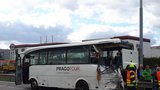 V Brně se srazil náklaďák a autobus: Jedna mrtvá a sedm zraněných! Doprava stojí