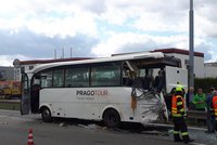 V Brně se srazil náklaďák a autobus: Jedna mrtvá a sedm zraněných! Doprava stojí