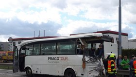 V Brně ve Vídeňské ulici se ve čtvrtek po poledni srazil autobus s nákladním vozem. Nehoda si vyžádala osm zraněných.