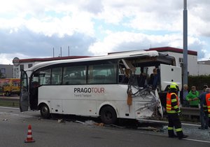 V Brně ve Vídeňské ulici se ve čtvrtek po poledni srazil autobus s nákladním vozem. Nehoda si vyžádala osm zraněných.