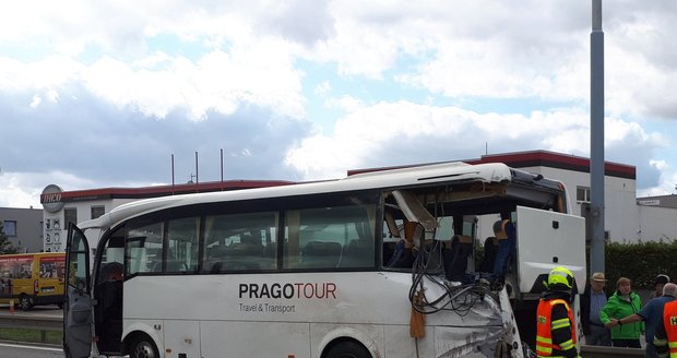 V Brně se srazil náklaďák a autobus: Jedna mrtvá a sedm zraněných! Doprava stojí