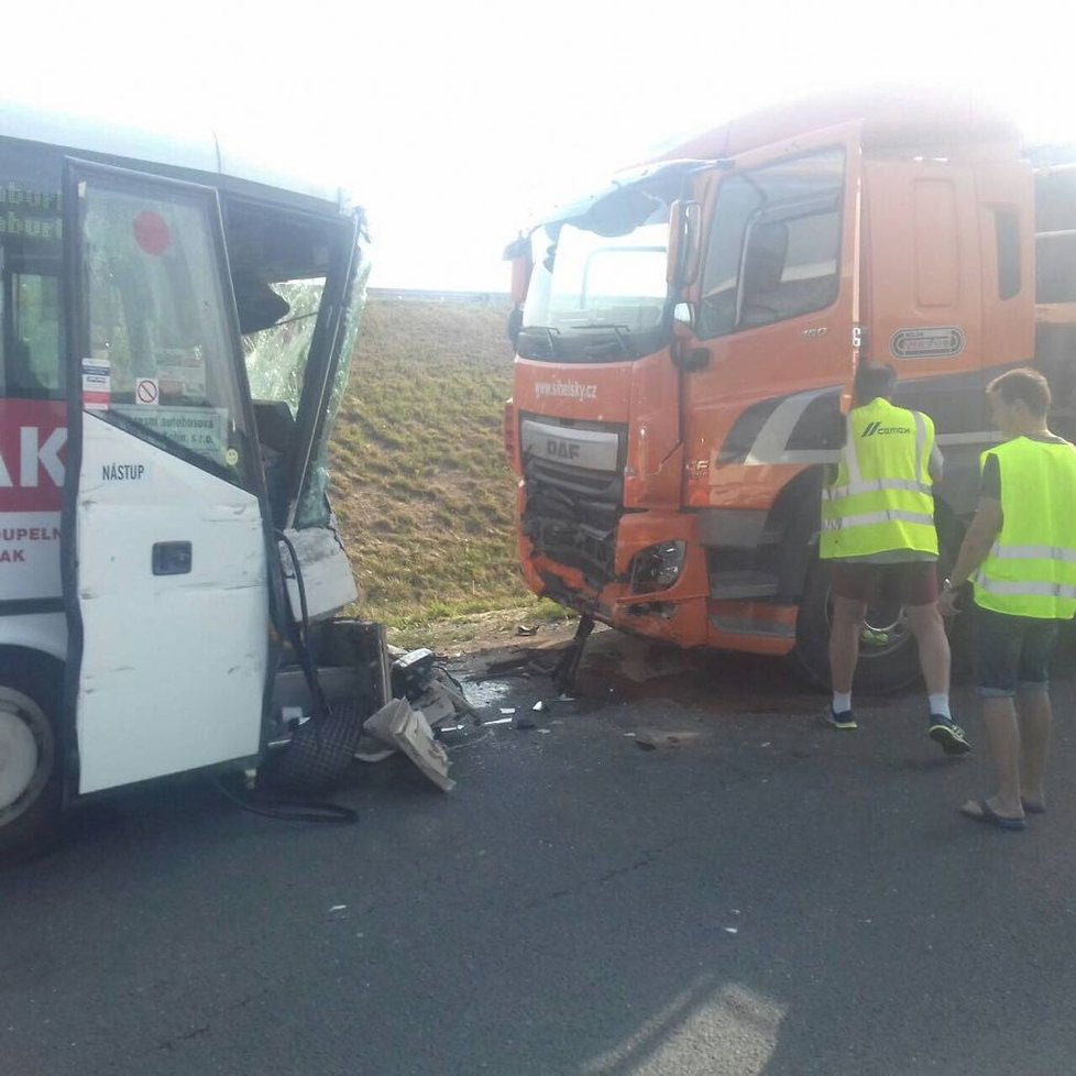 U Nymburka se srazil autobus s nákladním autem, 9 lidí zraněno