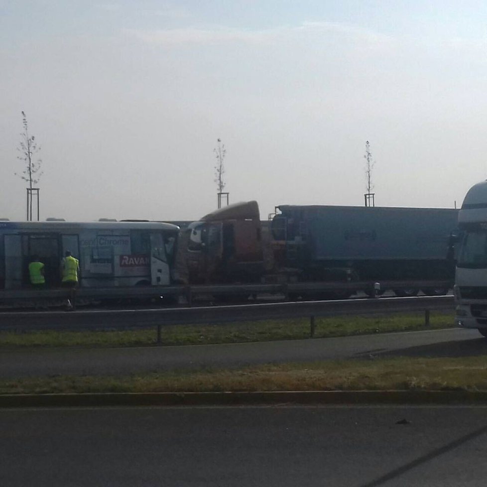 U Nymburka se srazil autobus s nákladním autem, 9 lidí zraněno