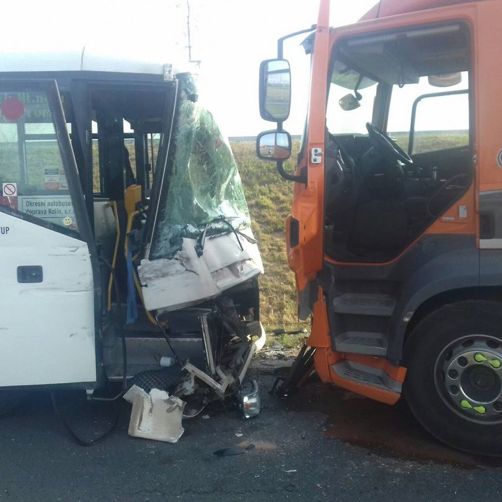 U Nymburka se srazil autobus s nákladním autem, 9 lidí zraněno