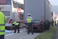 Řešil nehodu a smetl ho autobus! 22letý řidič zemřel na dálnici na Tachovsku