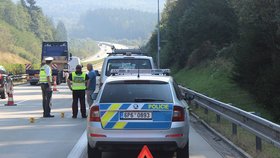 Mladý cizinec řešil nehodu a smetl ho autobus.