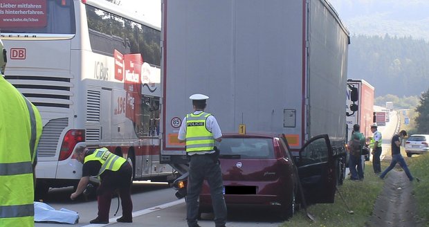Řešil nehodu a smetl ho autobus! 22letý řidič zemřel na dálnici na Tachovsku
