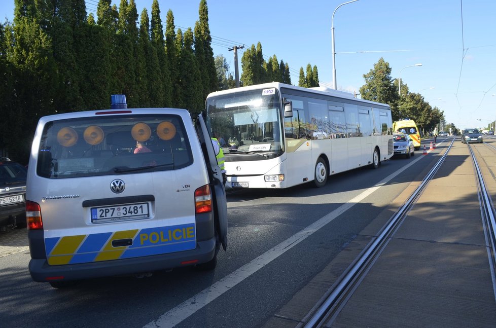 Při nehodě autobusu v Plzni se zranily dvě ženy.