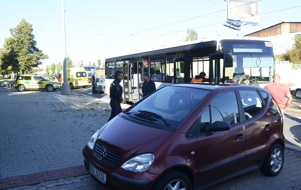 Při nehodě autobusu v Plzni se zranily dvě ženy.