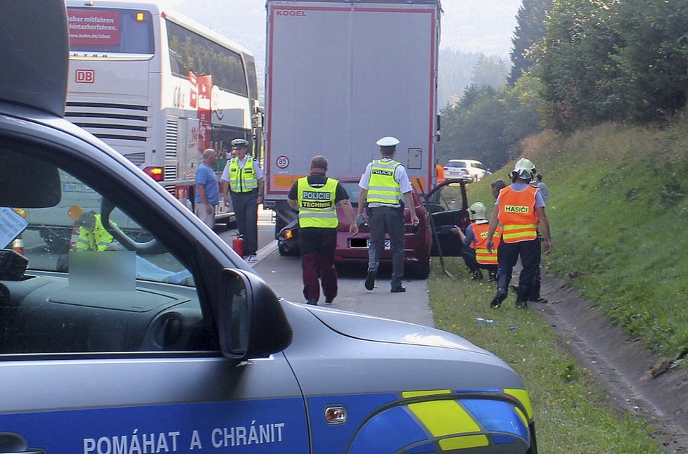 Mladý cizinec řešil nehodu a smetl ho autobus.