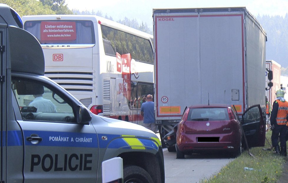 Mladý cizinec řešil nehodu a smetl ho autobus.