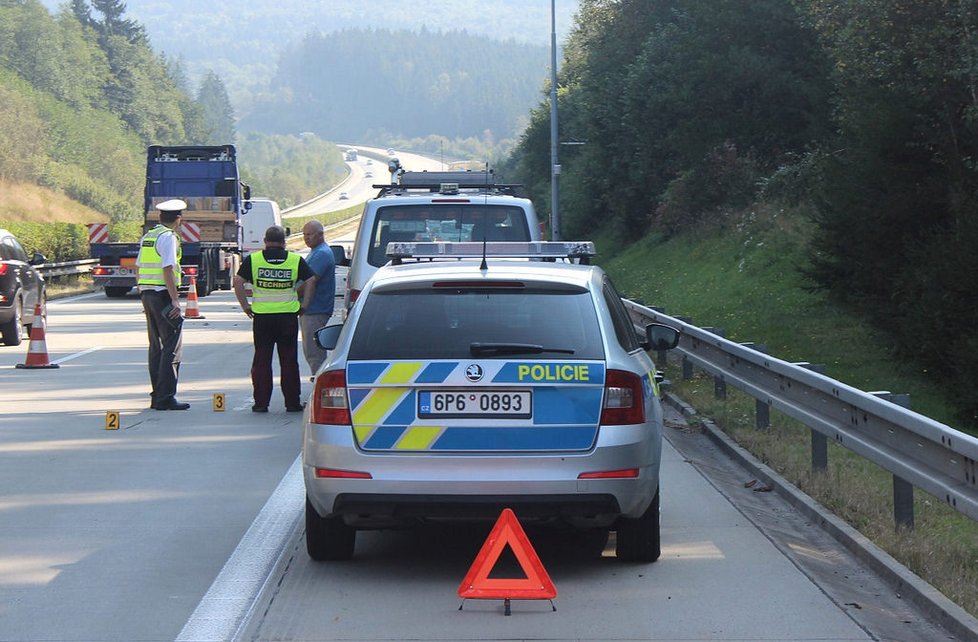 Mladý cizinec řešil nehodu a smetl ho autobus.