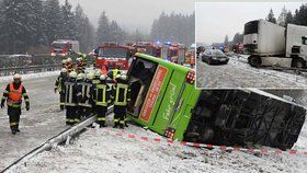 Desítky nehod, převrácený autobus: Nebezpečná ledovka pokryla silnice