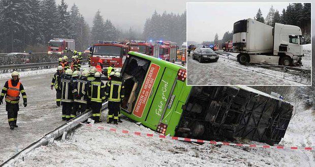 Desítky nehod, převrácený autobus: Nebezpečná ledovka pokryla silnice