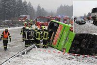 Desítky nehod, převrácený autobus: Nebezpečná ledovka pokryla silnice
