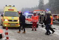 Hromadná nehoda na ledovce: Šest aut zablokovalo Pražský okruh