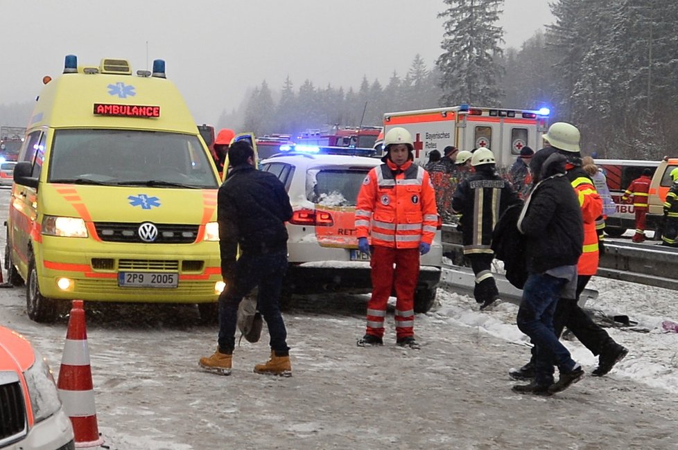 Ledovka, sněžení a snížená viditelnost ohrožují silniční dopravu napříč republikou. V pondělí se u Rozvadova převrátil po nehodě německý autobus.