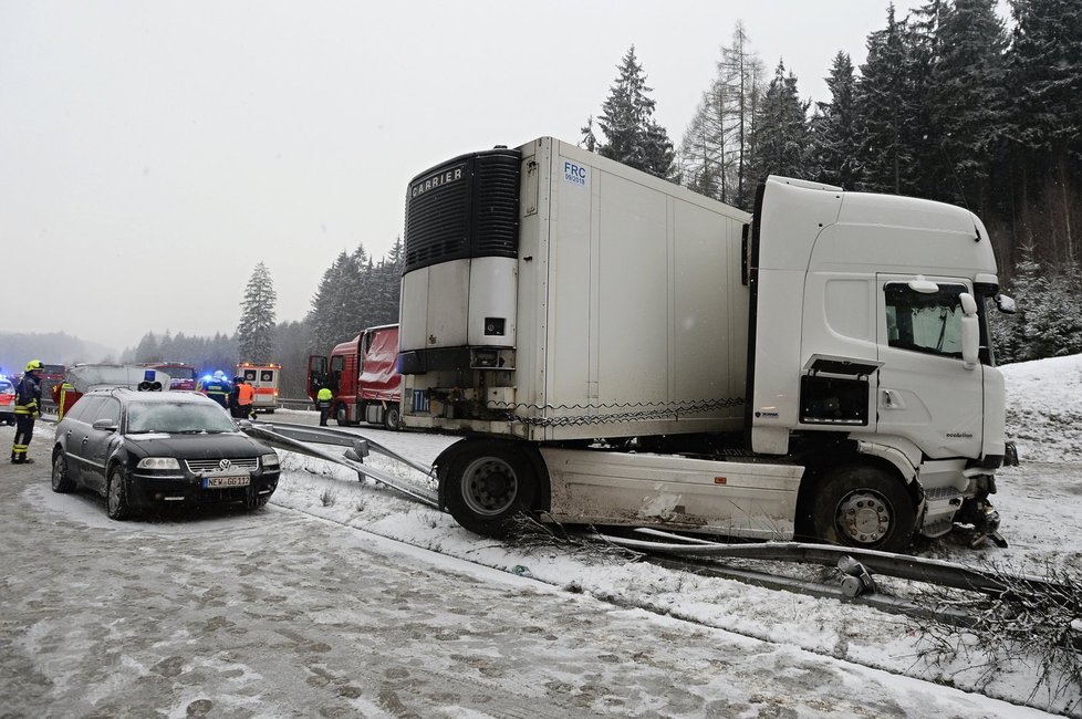 Ledovka působí velké problémy nejen na silnicích, ale i chodnících