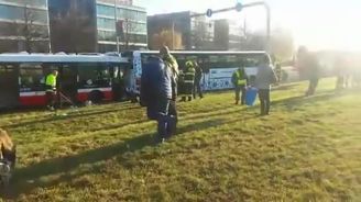 Srážka autobusů na Chodově. Velkou část z 30 zraněných tvoří děti. Praha aktivovala traumaplán 