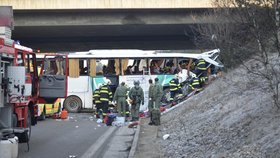 Autobus se při nehodě zabořil do protisvahu pod dálnicí