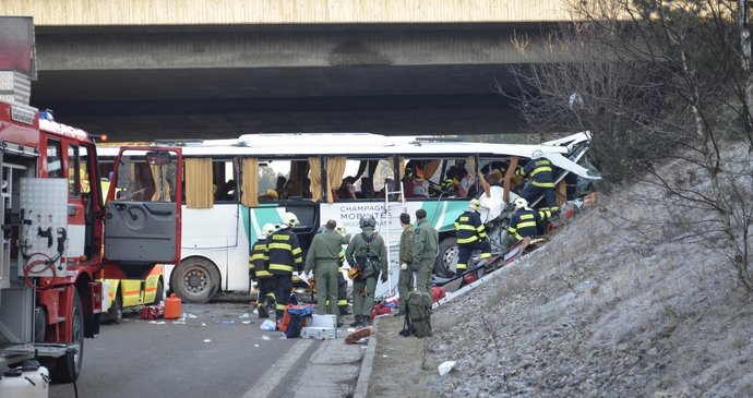 Autobus se při nehodě zabořil do protisvahu pod dálnicí