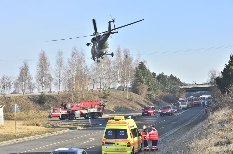Na místě zasahovaly dva vrtulníky, které převážely těžce zraněné do Plzeňské fakultní nemocnice