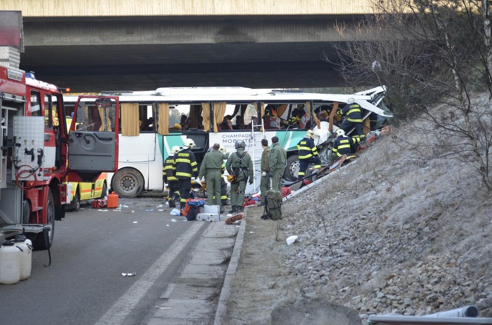 Autobus se při nehodě zabořil do protisvahu pod dálnicí