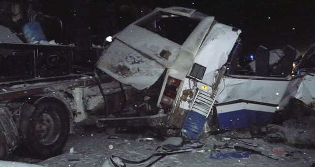 Autobus plný dětí se srazil s kamionem! Při nehodě zahynulo nejméně 12 lidí