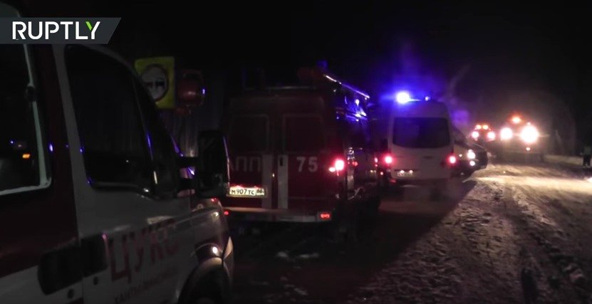 Devět dětí a dva dospělí zahynuli při havárii autobusu v Rusku.