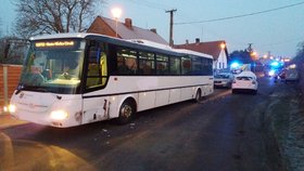 Nehoda autobusu a osobáku u Slatiňan: 4 zranění (7.2.2023)