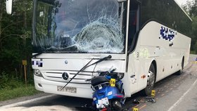 Modrý skútr zůstal po nehodě zapíchnutý v autobusu.