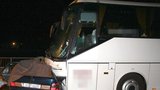 Autobus plný dětí se u Kaplice srazil s autem: Jeden mrtvý