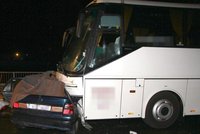 Autobus plný dětí se u Kaplice srazil s autem: Jeden mrtvý