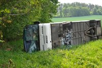 Nehoda autobusu na Šumpersku: 7 zraněných, cestující měli velké štěstí