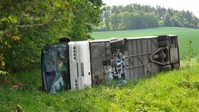 Dramatická havárie autobusu s polskými turisty na Šumpersku: Cestující utrpěli naštěstí jen lehčí až střední zranění