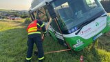 Řidiči se zastavilo srdce: Sjel s autobusem do příkopu! Vezl 5 cestujících