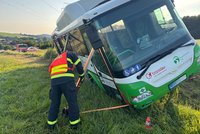 Řidiči se zastavilo srdce: Sjel s autobusem do příkopu! Vezl 5 cestujících