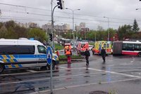 Velká nehoda tramvaje a autobusu v Modřanech: Na místo vyjelo sedm sanitek!